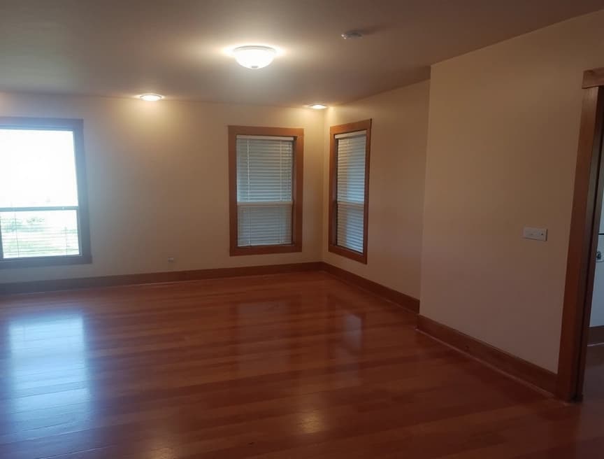 HomestagingKIEin Bild von einer Wohnung mit Schild zum Vermieten