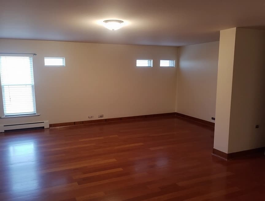 HomestagingKIEin Bild von einer Wohnung mit Schild zum Vermieten