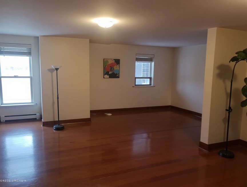 HomestagingKIEin Vergleich zwischen einer leeren Wohnung und einer virtuell eingerichteten Wohnung