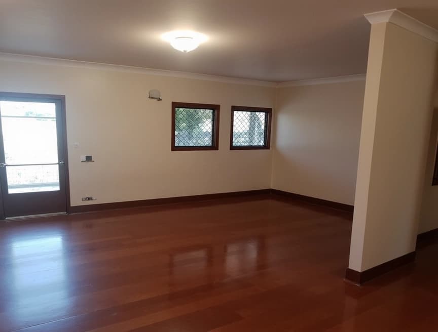 HomestagingKIEin Bild von einer Wohnung mit Schild zum Vermieten