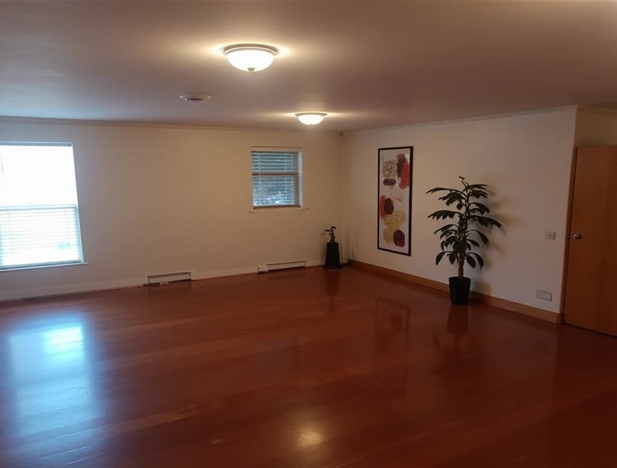 HomestagingKIEin Bild von einer Wohnung mit Schild zum Vermieten