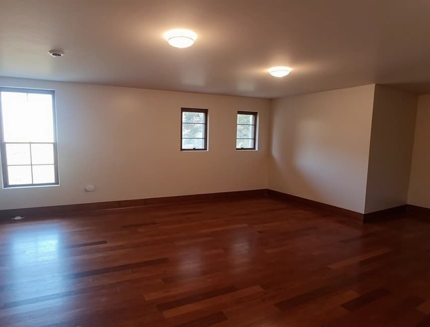 HomestagingKIEin Bild von einer Wohnung mit Schild zum Vermieten