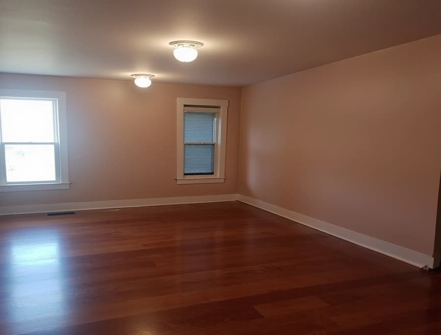 HomestagingKIEin Bild von einer Wohnung mit Schild zum Vermieten