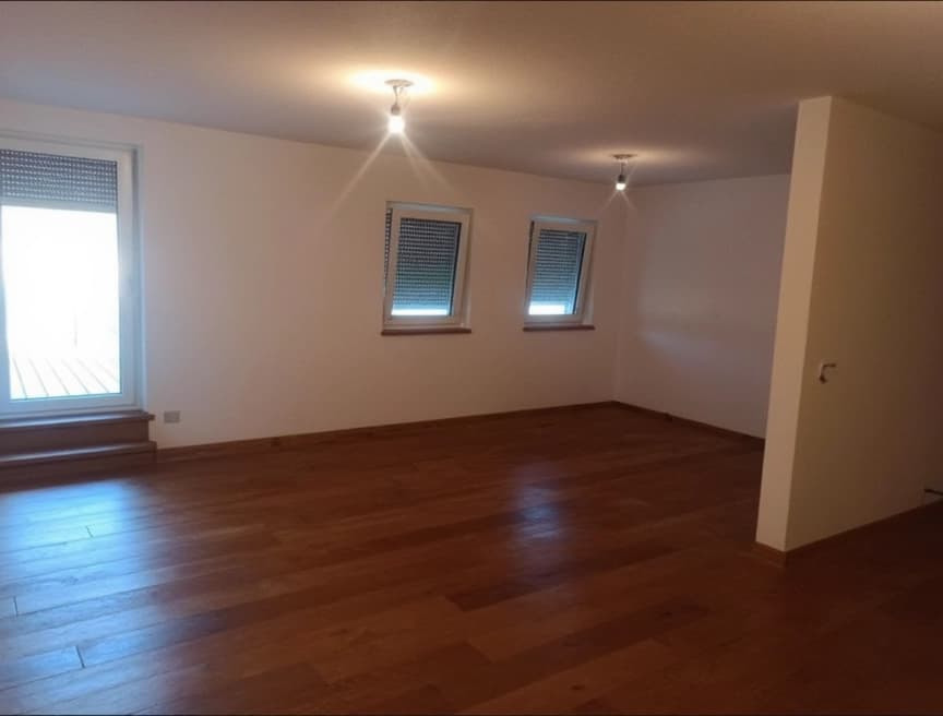 HomestagingKIEin Bild von einer Wohnung mit Schild zum Vermieten