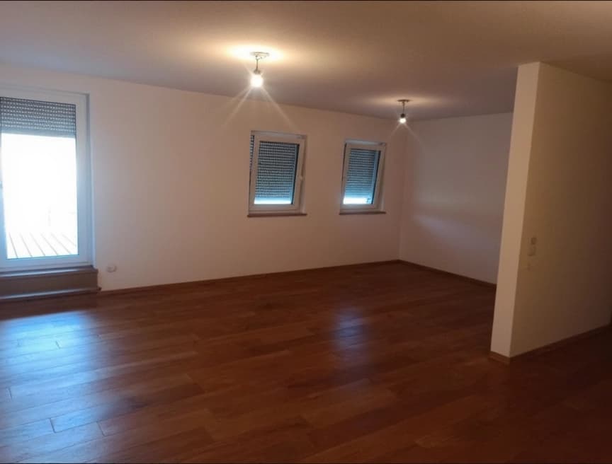 HomestagingKIEin Bild von einer Wohnung mit Schild zum Vermieten