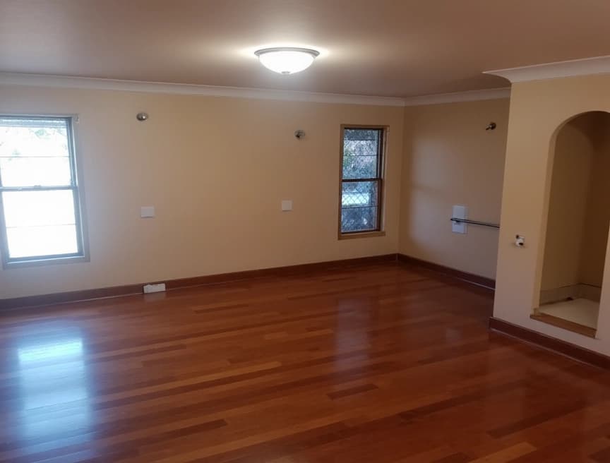 HomestagingKIEin Bild von einer Wohnung mit Schild zum Vermieten