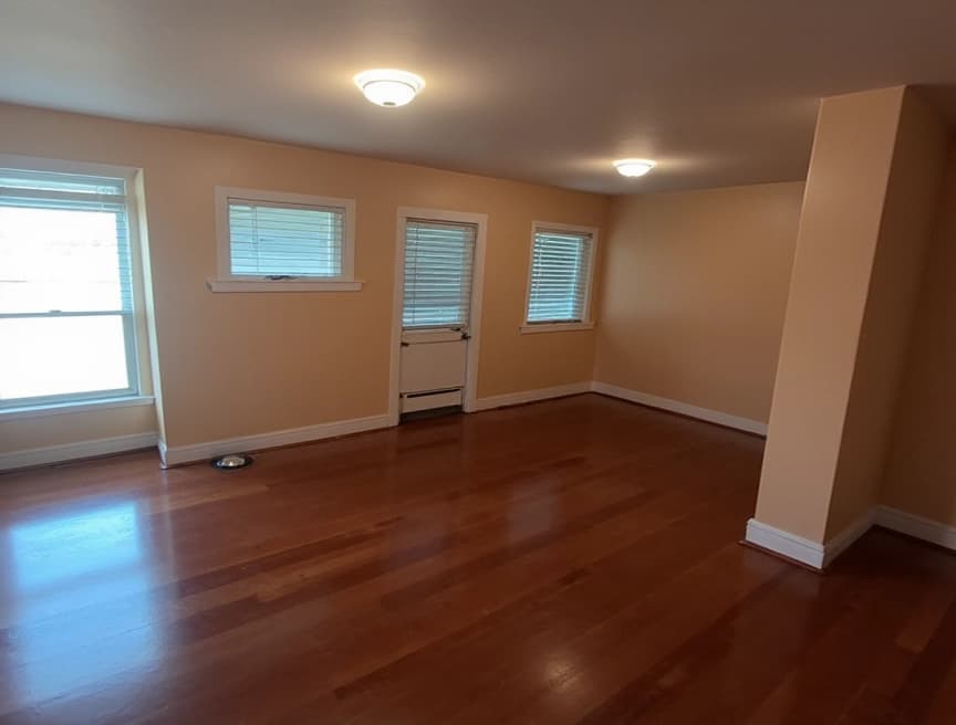 HomestagingKIEin Bild von einer Wohnung mit modernen, KI-generierten Möbeln