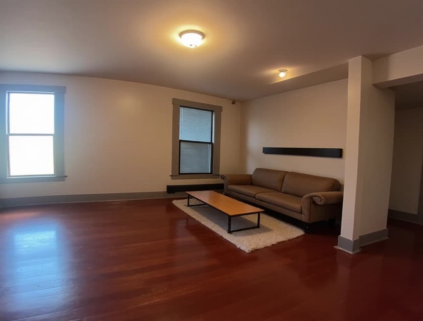 HomestagingKIEin Bild von einer Wohnung mit Schild zum Vermieten