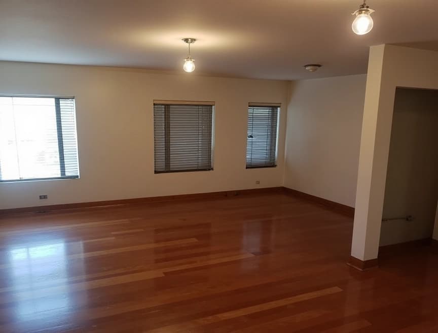 HomestagingKIEin Bild von einer Wohnung mit Schild zum Vermieten