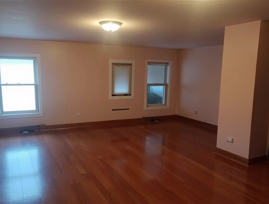HomestagingKIEin Bild von einer Wohnung vor und nach dem Einsatz von FLUX.1 zur Visualisierung von Möbeln