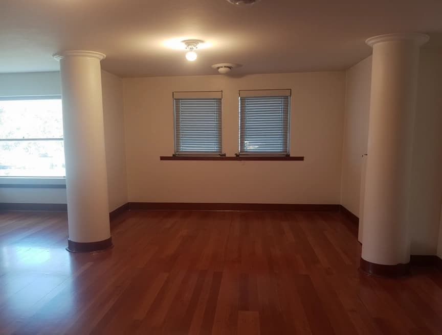 HomestagingKIEin Bild von einem Computer, der KI-Modelle trainiert